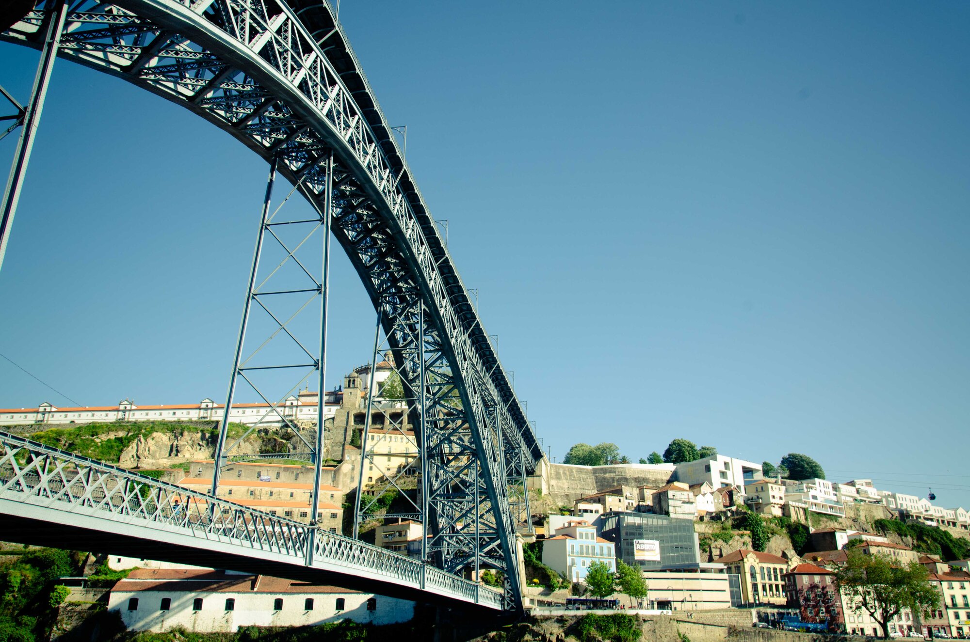 Detalhe de um arco metálico de ponte