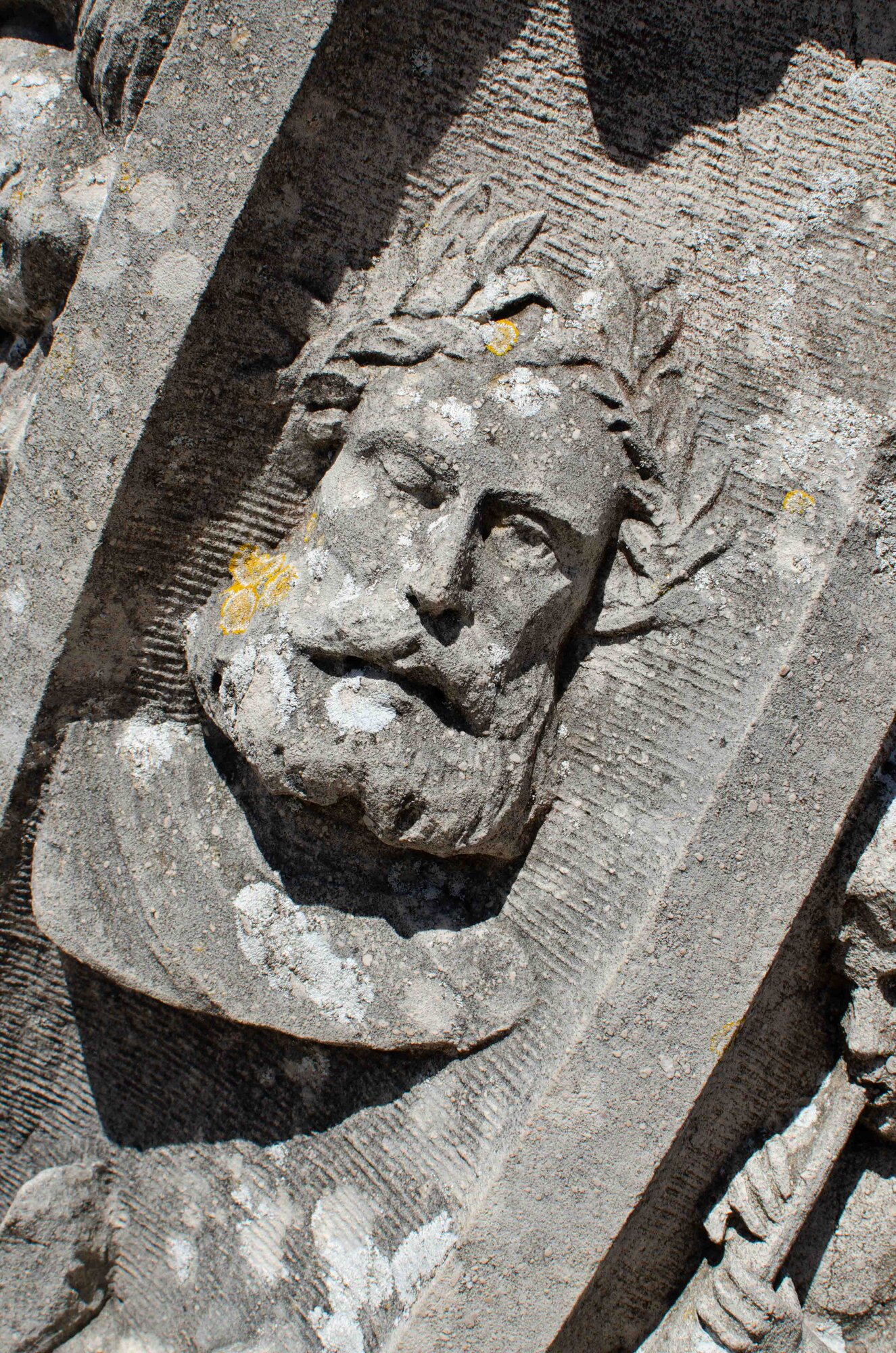 Cabeça esculpida em pedra