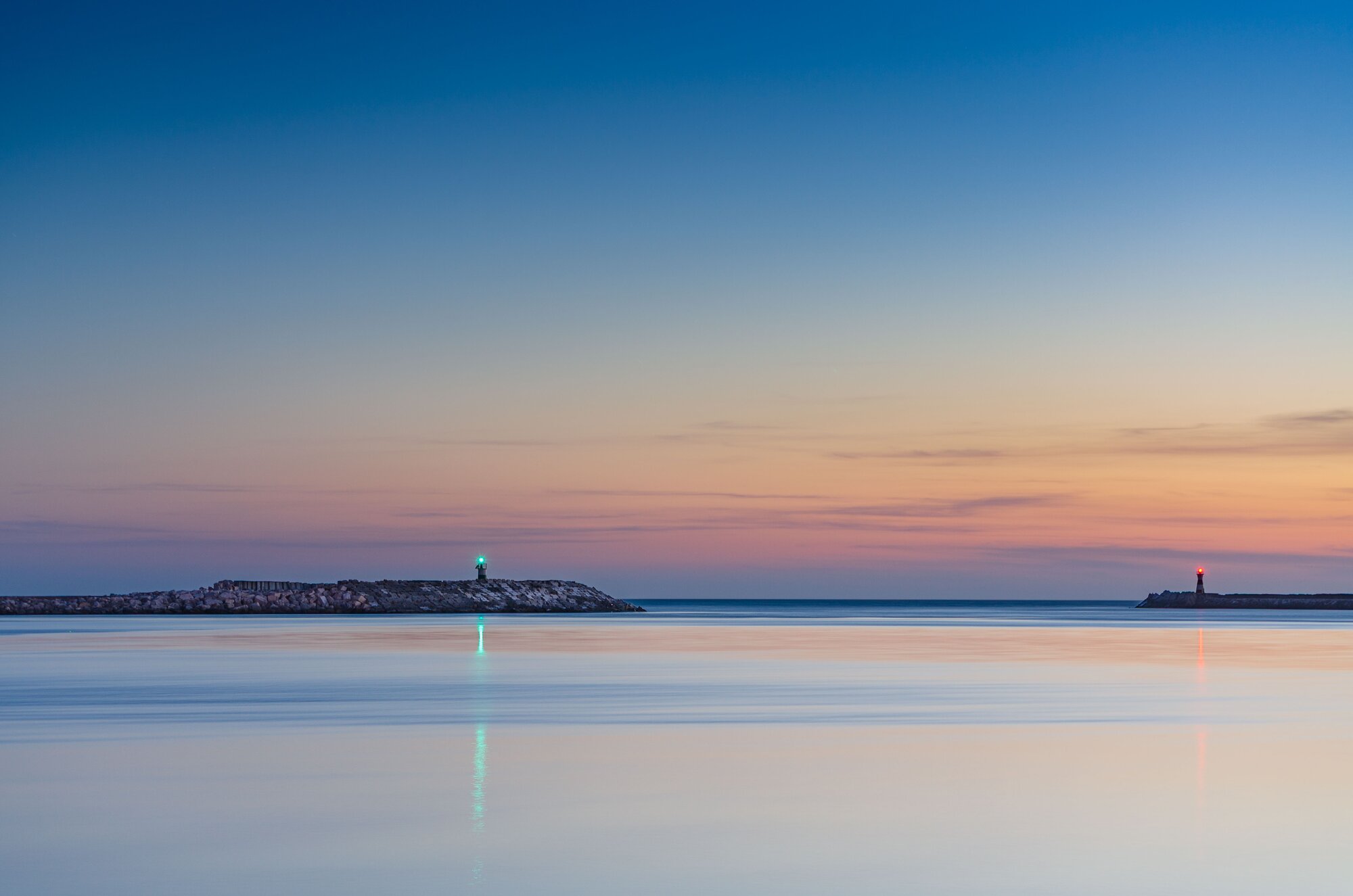Pôr-do-sol minimal sobre o oceano