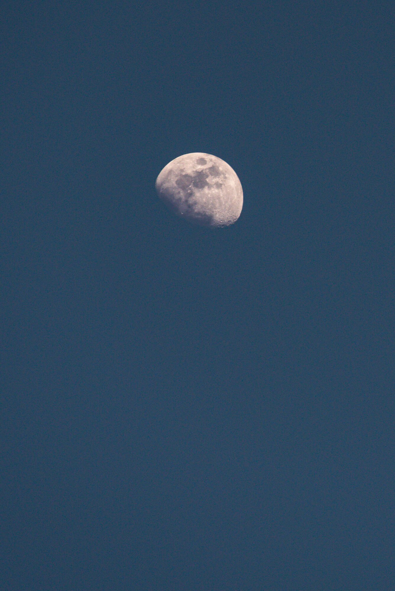 Lua sobre superfície de água azul