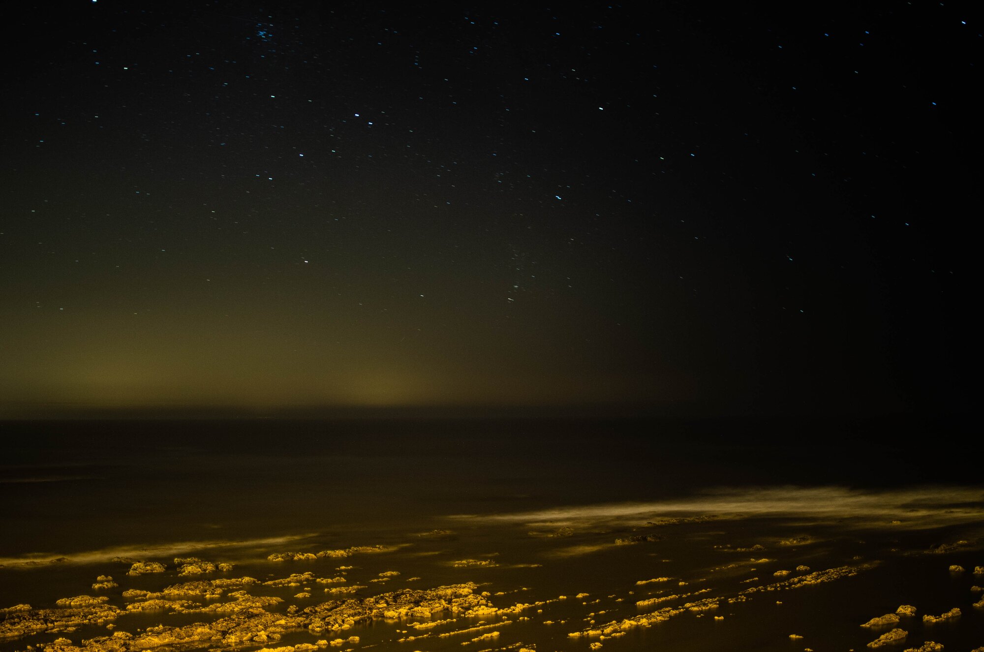 Skyline noturno visto da costa