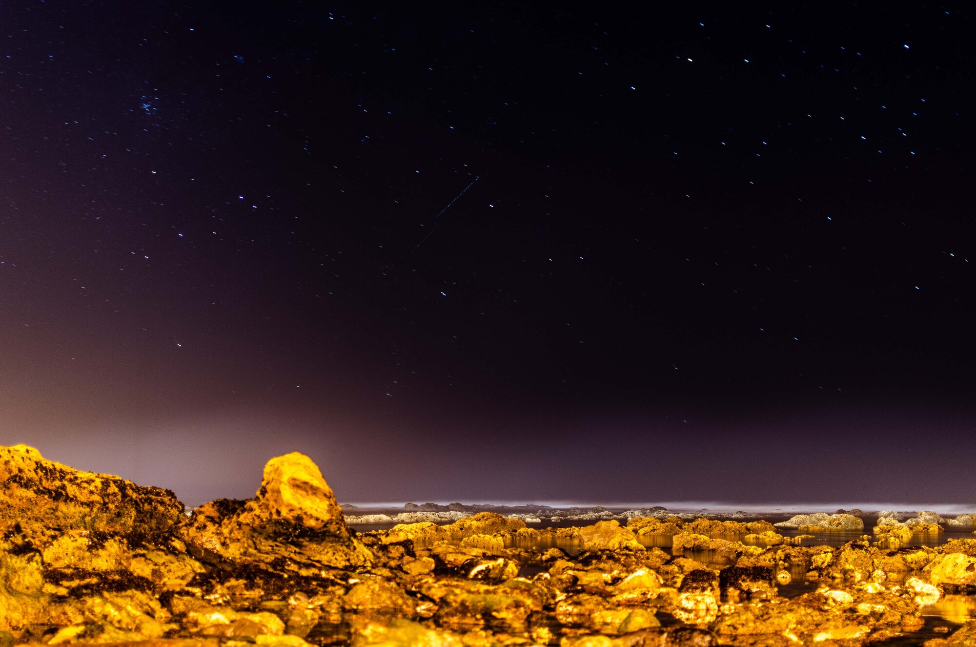 Cidade noturna com cúpula iluminada