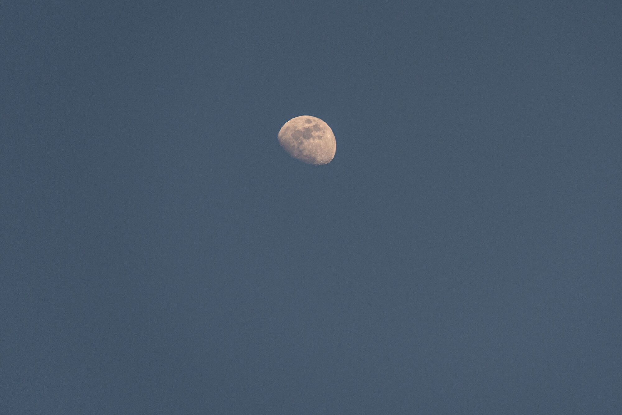 Lua sobre um telhado de telha